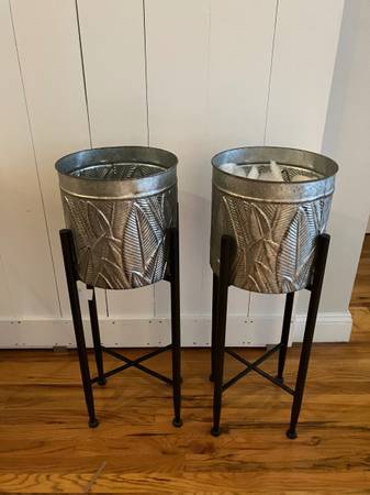 Metal Planters with Stand 1