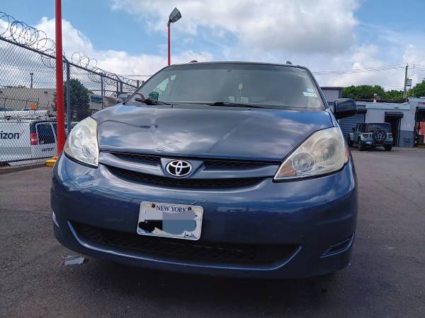 Toyota Sienna 2008 - $5,500 (Brooklyn)63654712464641121