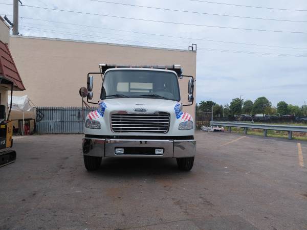 2019 Freightliner M2106 Rolloff Truck - Photo 4