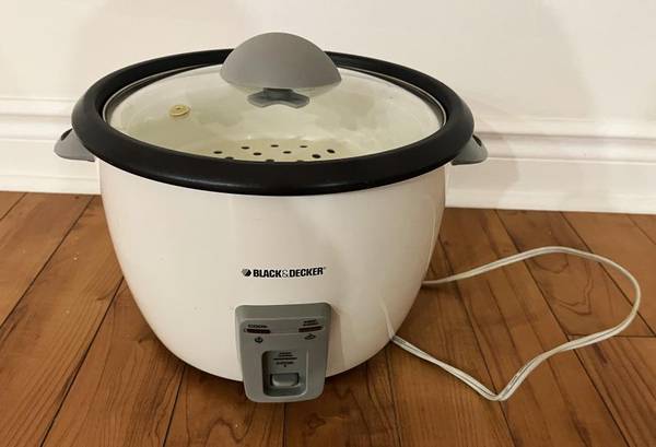 Black and Decker 28 Cup Rice Cooker. 1