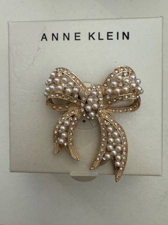 ANNE KLEIN PIN 2 BY 2 SEQUINS- GOLD TONE METAL BASE ON ENAMEL  2 BY 2 1