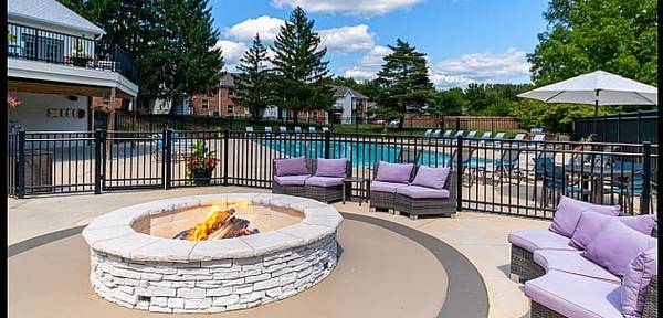 $1,646 / 3br - 1136ft2 - ¡La temporada de suéteres llega a Lion's Creek! ¡Alquila hoy y prepárate! (NOBLESVILLE)63989231749251122