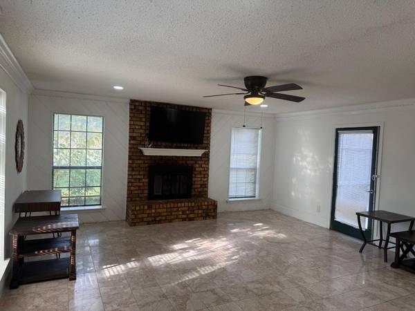 $950 / 2br - 250ft2 - 1-Bedroom; Shared bath in Frisco House (Frisco)63936352681602123