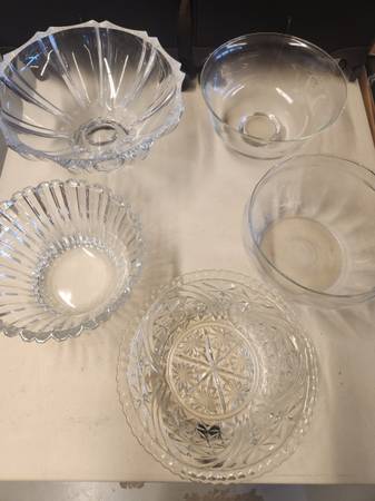 5 Crystal Clear Glass Serving Bowls, 2 are Princess House 1