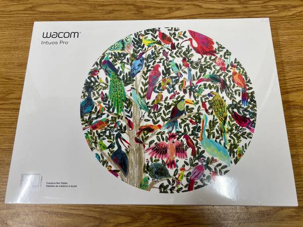 Wacom Intuos Pro: PTH-660 Medium Graphic Drawing Tablet 1