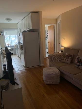 $2,100 NO FEE. Large bedroom. Heat & parking incl. D&D. Hardwood. On 77 Bus. (Arlington)63810063049731121