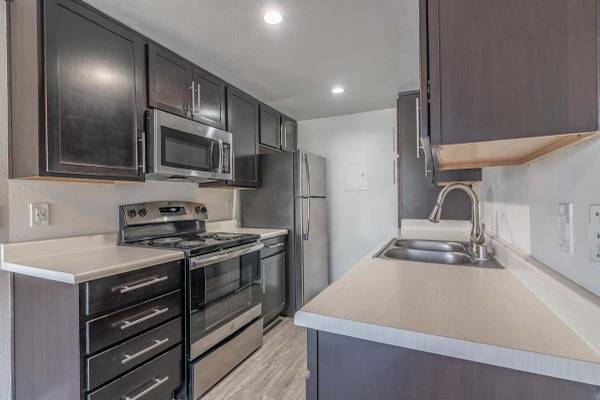 $1,479 / 476ft2 - Mejor ubicación ~ Admite mascotas ~ ¡2DO MES GRATIS! (311 S SUNRISE WAY, PALM SPRINGS, CA)63686316884099122