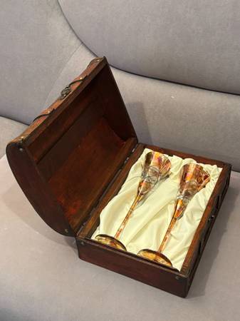 GLASSES CHAMPAGNE HAND BLOWN - 11" H  WITH  SPECIAL BOX 1