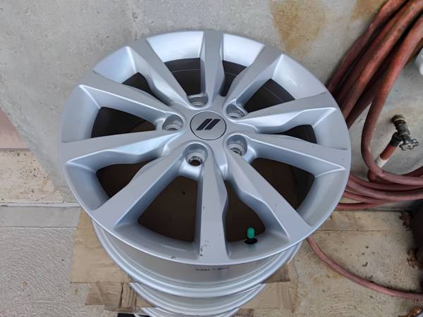 Dodge Durango and Grand Cherokee 18"  4 3/4" bolt pattern     Like New 1