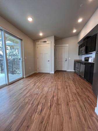 $1,572 / 1br - 471ft2 - Luxury Meets Nature: 1 BR/1 BA Retreat with Mountain Views (Old Farm District)63839293326337120