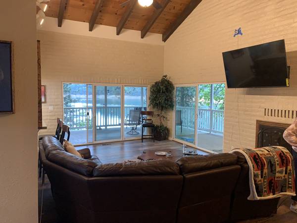 $599 / 5br - Hot Tub, Steps to Lake, Retreat #3 (Lakehead, CA)63972383675011124