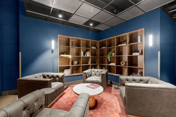 $2,130 / 1br - 795ft2 - 1 BR Luxury-Grill Outdoors, Relax in Courtyards, Work Anywhere!63808083963009123