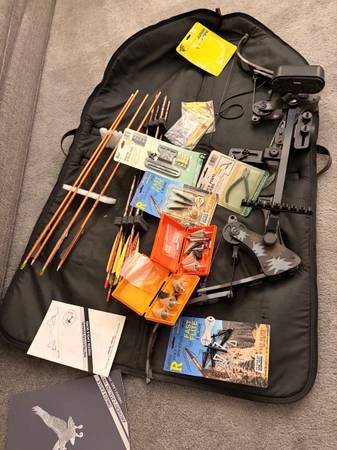 Oneida Screaming Eagle bow with many extras 1