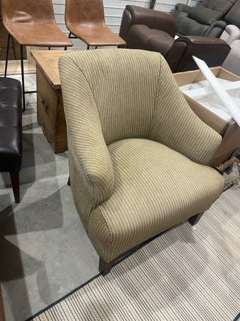 Cozy Neutral Barrel Arm Chair – Comfortable & Stylish 1