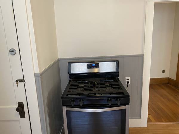 $2,500 / 2br - CHARM 1ST FL AV 9/1 2BDRMS GARAGE FP CAT OK NO FEE (BELMONT)63699392960003124