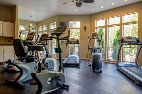 $1,805 / 2br - 932ft2 - Extra Storage, Electronic Thermostat, Covered Parking (12200 SE McLoughlin Blvd, Milwaukie, OR)63820738929539124