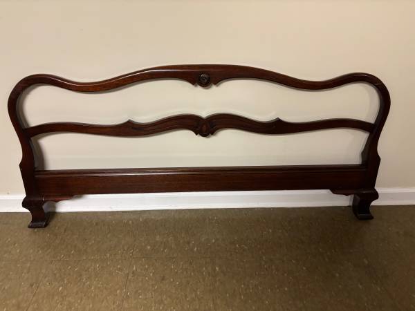 Full size bed footboard in great condition 1