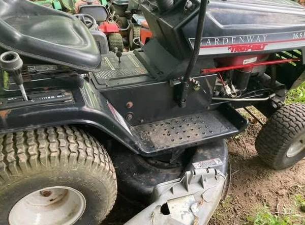 Gardenway Troy-Bilt Riding Lawnmower (16.5 hp, 42”) 1