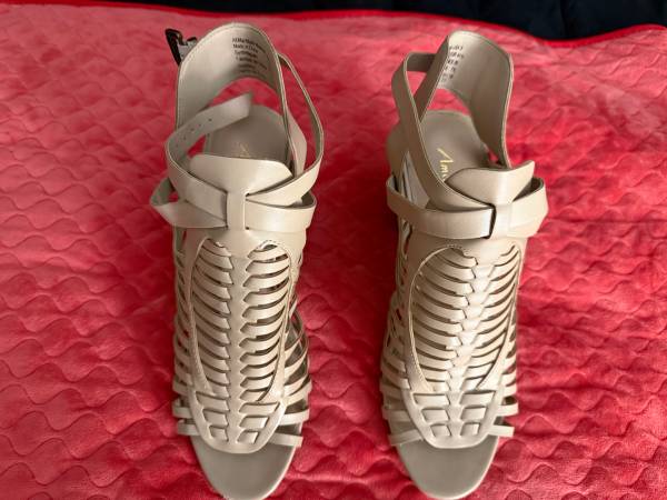 Woman’s American Eagle Beige high heels 1