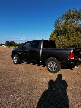 2017 RAM 1500 Express 4x4 - Photo 2