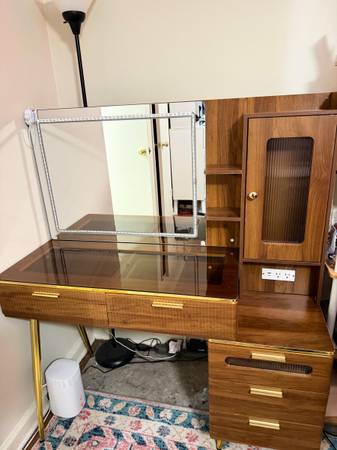 Makeup vanity with light 1