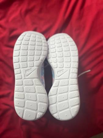 Nike para mujer talla 9.5 Roshe One Flores de Cerezo - nuevo en caja - $40 (Burke)63471145837955122