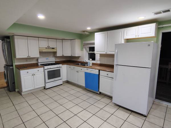 $2,850 / 3br - 1250ft2 - 3-bdrm, 1-bath, laundry in unit, off street parking (Marlborough)64034613909761123