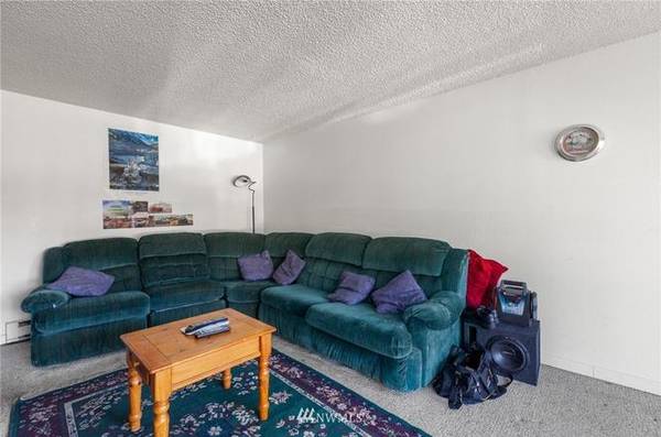 $1,400 / 1br - 656ft2 - Great opportunity!! Main floor secure entrance. Enjoy the pool in the (Tukwila)63870757962883121