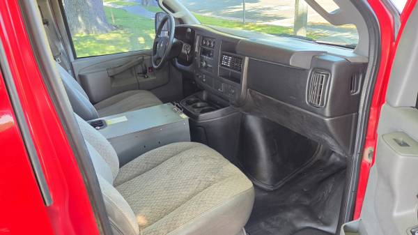 2016 Chevrolet Express - Photo 9