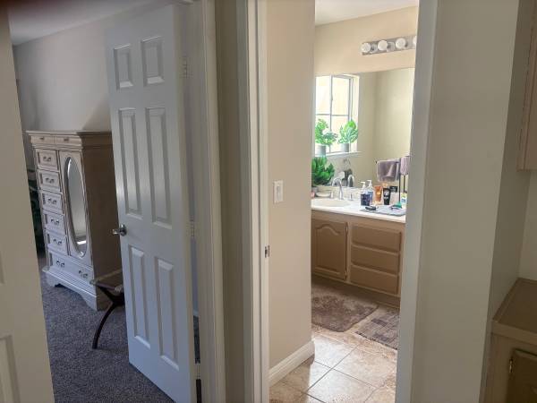 $550 / 1br - One room available for two weeks in OCT (35th st, Astoria)63874742797955122