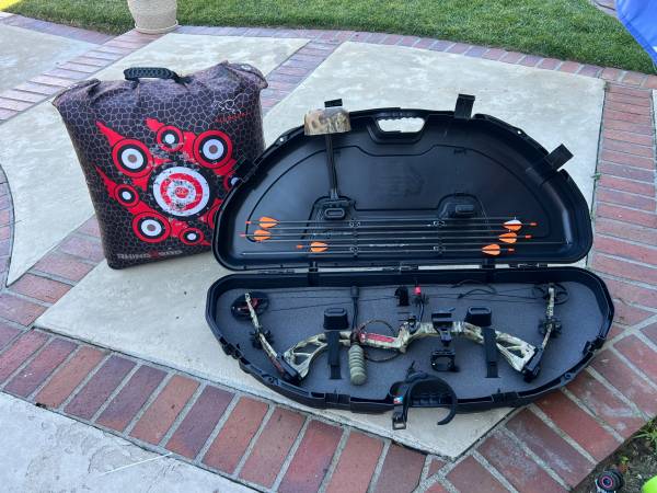 PSE STINGER 3G Compound Bow Bundle 1