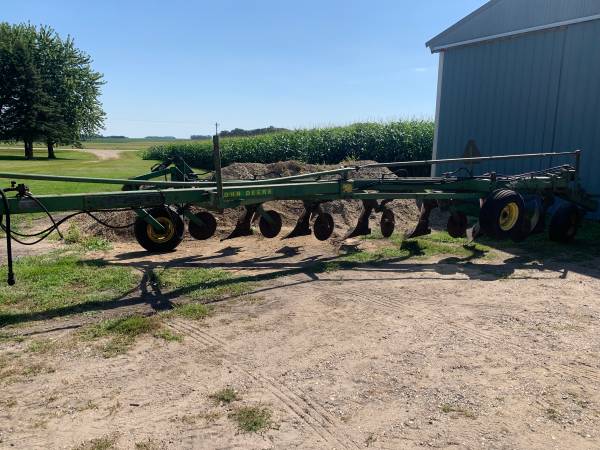 John Deere 2500 6-Bottom On-Land Hydraulic Reset Plow with Coulters 1