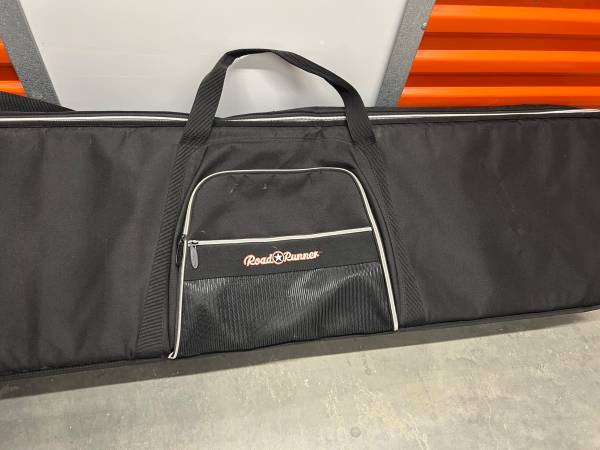 Road Runner Large Keyboard/Synthesizer  Case with Wheels 1