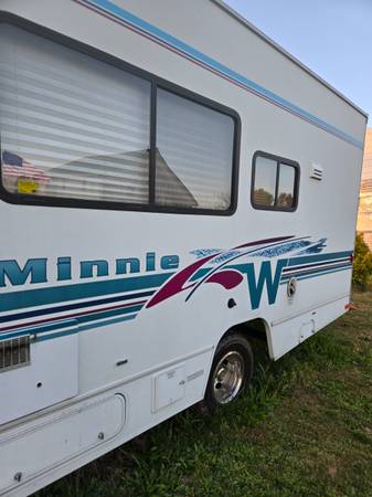2000 Chevy MINI WINABAGO 1