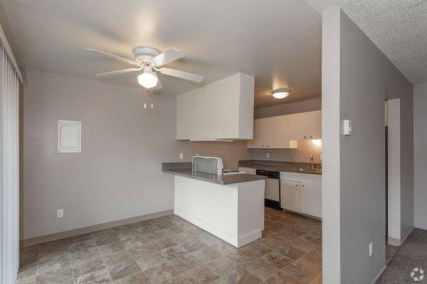 $1,595 / 2br - 1100ft2 - Country Oaks – ¡Disfruta de fácil acceso al transporte público! (Beaverton - A 6 minutos en auto del Parque Natural Tualatin Hills)63672618981761124