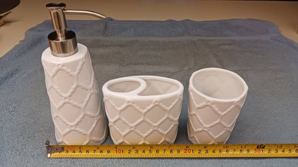 PORCELAIN BATHROOM STUFF 1