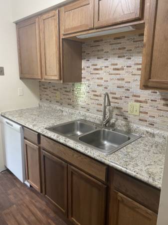 $1,350 / 2br - 1000ft2 - GREAT PRICE, TWO BEDS,  PLANK FLOORING, NEW BATHS, STAINLESS (CROWN POINT, INDIANA)63959874943747120
