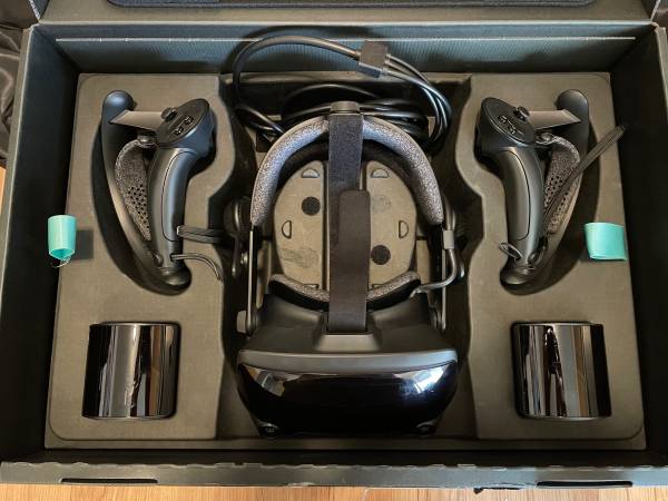 Valve Index controllers and Base stations 1