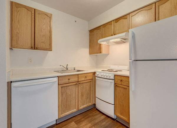 $1,225 / 2hab - Servicio de autobús para compras, pagos en línea disponibles, sala de billar (625 Stillaguamish Ave, Arlington, WA)63688607741185124