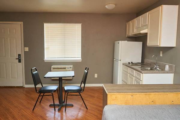 Free Utilities, Fully Furnished, Flat Screen TVs 1