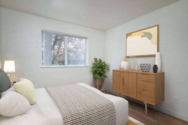 $1,599 / 2br - 775ft2 - Ready for a change? This 2 BR, 775 Sq Ft is a breath of fresh air. (Gladstone/Milwaukie - Close to shopping & local restaurants!)63820848959873121