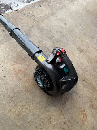 Makita four stroke gas leaf blower 1