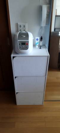 Small storage unit, 3 doors 1