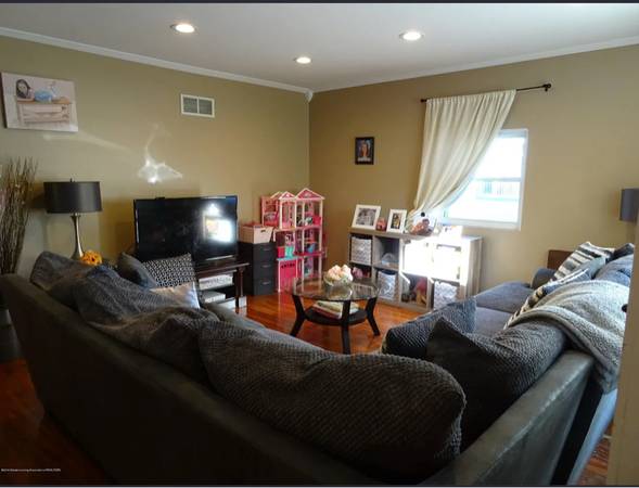 $1200.00 / 2br - 869ft2 - Charming 2 bedroom home for rent.63920838089090124