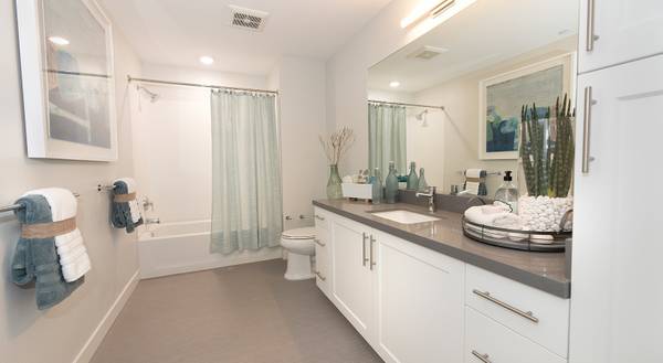 $2,894 / 2br - 920ft2 - 2x2 With 2 MONTHS FREE!!!! 7th floor Penthouse With Natural Lighting ! (oakland lake merritt / grand)63928543093122123