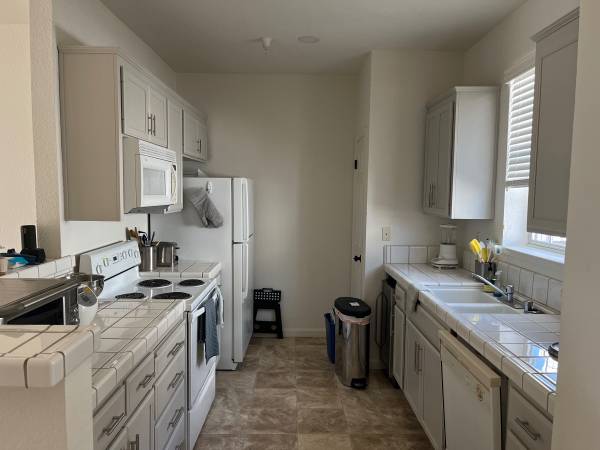 $1,400 / 3br - Room available for a 3 bed 2 bath condo in Sunnyvale (sunnyvale)64023721590403124
