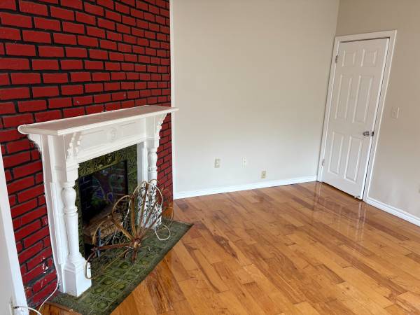 $3,200 / 3br - 3 Bedroom on 3rd floor, Central A/C, Hardwood refinished, Off Main St. (Everett)63828337724419120