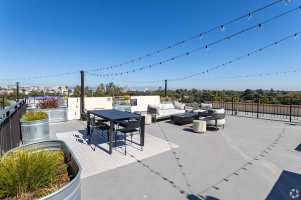 $3,350 / 2br - 905ft2 - One Month Free! 2 BR w/ In-Unit Laundry, Near Beaches63953221875842122