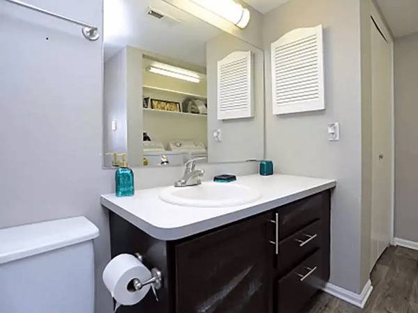 $2,130 / 3br - 1260ft2 - Departamentos amplios, piscina increíble, parque para perros! (Lakewood)63849269662465124