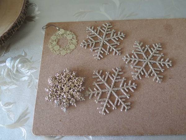 GLITTER SNOWFLAKE AND A WREATH DECORATIONS 1